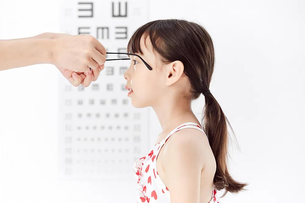 5岁儿童一年近视上涨近200度！眼科专家说都是父母好心办坏事