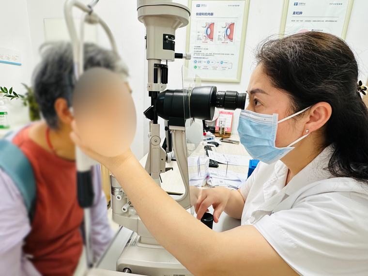 昆明艾维眼科医院助七旬老人重获清晰“视”界