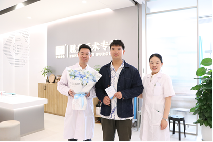 跨越16年的信任！员工母子二人时隔十六年先后在艾维眼科摘镜