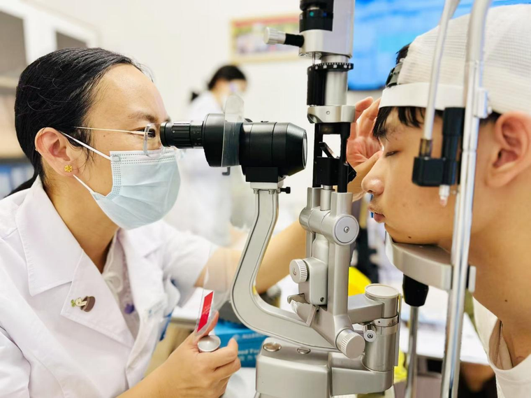 昆明艾维眼科成功实施首例后巩膜加固术 守护老挝高度近视少年光明未来